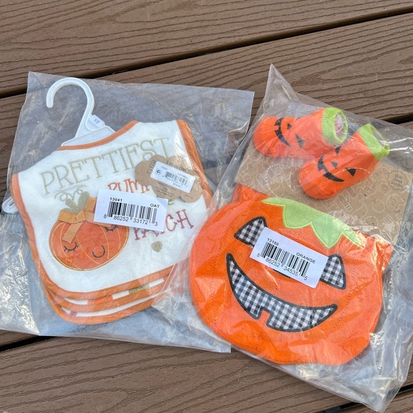 Other - Baby Essentials Pumpkin Baby Bib Halloween Adorable Pumpkin Socks